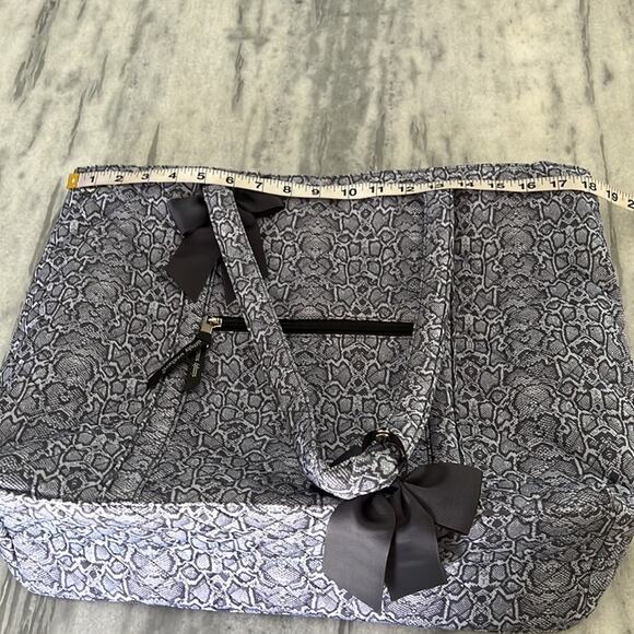 Simply Southern Gray Snakeskin Print Quilted Tote Bag Zipper Bows Travel - Picture 7 of 11